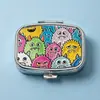 Caja de pastillas cuadrada pequeña de dos compartimentos, al por mayor, en stock, a prueba de humedad, sellada, caja de almacenamiento de pastillas, organizador de artículos, joyero, personalizable