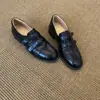 Mocassins slip-on estilo britânico retrô para mulheres, novos sapatos pequenos versáteis de couro 2026 com saltos grossos e fecho de velcro, sapatos de uso único da moda