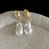Brincos de Pérola Irregulares Estilo Retrô Francês com Agulha de Prata, Brincos Modernos e Únicos com um Toque de Luxo Leve e Sofisticado para Mulheres
