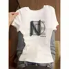 Camiseta Blanca de Manga Corta con Cuello Redondo de Diseño de Nicho para Mujer Moda de Verano Estilo Chica Picante Corte Ajustado Top Versátil con Personalidad ins
