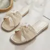 Pantuflas de verano para mujer para exteriores con suela plana, sandalias estilo francés con perlas y lazos, nuevo estilo de hada 2026