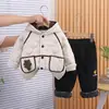 Terno Masculino Outono e Inverno 2026 Novo Estiloso Infantil Plus Veludo Espessado Roupas de Algodão Bebê Menino Quente Conjunto de Duas Peças
