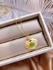 Placa Dourada Cor Dourada Tecnologia Gold Placer Ouro Ruyi Xiangyun Pingente de Ouro com Inlay de Jade Efeito Jateado Colar de Calcedônia Verde Feminino