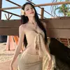 Traje Estilo Vacaciones en la Playa para Mujer 2026 Nuevo Estilo Conjunto de Dos Piezas con Top de Tubo Falda Larga a Cuadros de Cintura Alta que se Ajusta a la Cadera