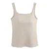 Um Item Popular de Primavera/Verão: um Top Regata Longo de Gola Quadrada com Bojos que Pode Ser Usado como Camada Base ou Peça Externa, Projetado para Afinar a Silhueta e Esconder Gordurinhas Laterais