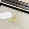 Colar com Pingente Borboleta Vazada em Diamante Gelo Triturado Estilo Retro Francês para Mulheres, Estilo Luxo Leve, Ouro Areia, Joias de Alta Qualidade