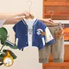 Conjunto de Chaqueta de Forro Polar para Niños de Invierno 2025 Nuevo Estilo Coreano para Niñas con Cabeza de Oso en el Pecho Forro Polar Manga Larga Conjunto de Tres Piezas Moderno