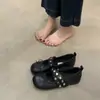 Primer Encuentro con los Zapatos Mary Jane Rojos de la Temporada para Mujer, Colección Primavera Temprana 2026, Combinados con Faldas, Zapatos de Noche con Lazo de Ballet