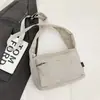 Bolsa de tela casual y simple, bolsa cuadrada pequeña, bolso de hombro moderno y versátil, nuevo modelo 2026, adecuado para estudiantes universitarios para la clase y el transporte diario, bolso cruzado