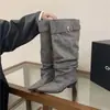 Botas Longas Chuyuji com Salto Grosso, Bico Fino Plissado para Mulheres, Novo Estilo Outono/Inverno 2026, Botas de Equitação com Cano Largo e Fivela de Cinto