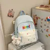 Nova Mochila Lisa Estilo Coreano, Mochila Escolar Casual e Leve para Alunos do Ensino Fundamental, Letras Bordadas de Alto Valor, Mochila para Alunos do Ensino Médio