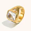 Anillo Elegante de Estilo Europeo y Americano con Circonita Redonda y Diamante Cuadrado Colocados Lateralmente, Acero Inoxidable Chapado en Oro de 18 Quilates, Joyería de Lujo Ligero de Nicho