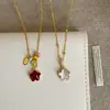 Collar Colgante de Flor de Doble Cara con Esmalte Rojo y Nácar Inspirado en el Diseño para Mujer, Cadena de Cuello de Moda Única y Exquisita, Cadena para Suéter