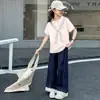 Conjunto de Verão para Meninas 2026 Nova Moda Estilo Universitário Calça Jeans de Manga Curta Conjunto de Duas Peças para Alunos do Ensino Fundamental