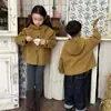 Ropa infantil coreana 2026 otoño e invierno nueva vintage Maillard amarillo jengibre abrigo de lana con capucha de un solo botón para niños y niñas