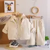 Conjunto estiloso de outono e inverno para meninos, nova coleção de inverno 2026, conjunto de três peças com colete grosso liso para crianças e bebês, atacado