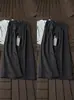 Calça listrada em seda gelada, cor cinza escuro, estilo old money, para homens, com caimento fluido, visual de alta qualidade, design de perna larga e estilo casual plissado de corte reto.