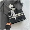 Bolsa Grande Capacidade Transfronteiriça Feminina Nova Chegada 2025 Bolsa de Ombro Fashionável Bolsa Tote Versátil Tendência Bolsa de Mão para o Dia a Dia