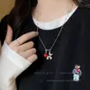 ¡¡¡Súper lindo!!! Collar Colgante Perro Globo M&M Rojo para Mujer, Nuevo Accesorio de Cadena para Suéter de Alta Gama Otoño e Invierno 2025