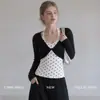 Camiseta ummoimom preta com bolinhas, decote V torcido e gola halter, design de duas peças falsas, manga longa para mulheres, design de início de outono, top justo