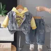 Conjunto Jeans com Colete Estampado de Letras Moda Nova Primavera e Outono Roupas de Exterior Primavera Conjunto de Três Peças Tendência para Bebê com Manga Longa