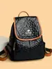 Mochila Feminina de Luxo 2025 Nova de Grande Capacidade Fashionável Couro Macio Mochila para Estudante Universitário Bolsa Escolar Pequena Simples Tendência