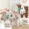 Traje de Primavera para Niños Comercio Exterior Primavera y Otoño Nuevo Guitarra Dinosaurio Manga Larga Casual Calle Frita Niños Pequeños y Medianos Conjunto de Tres Piezas Moderno