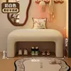 Se puede colocar un banco en la entrada del vestíbulo, sirviendo como banco para cambiarse los zapatos, un banco largo, un banco al pie de la cama, o un banco acolchado suave para el vestidor o el probador, proporcionando un lugar para descansar.