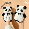 Invierno 2026 Nuevo Estilo Coreano Muñeco de Peluche con Bordado de Panda Lindo Artículo Popular Hogar Interior Exterior Cálido Niña Estudiante