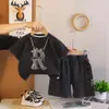 Roupas de Verão para Meninos 2026 Novo Conjunto Elegante de Duas Peças Camiseta de Manga Curta com Letra Grande para Bebê e Shorts Camiseta para Bebês e Crianças Pequenas