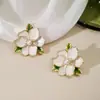 Brincos de Flor Gardênia com Esmalte Drip Estilo Retro Francês para Mulheres Brincos de Tarraxa de Alto Padrão Estilo Mori Design de Nicho Brincos Exquisitos