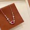 Conjunto de colar e pulseira de cubo de açúcar rosa-púrpura, requintado e ultrabrilhante, com múltiplos pingentes, pingente quadrado rosa-púrpura, corrente de clavícula de luxo leve