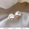 Versão coreana estilo TikTok de brincos de pérola populares para mulheres, luxo leve com sensação de alta qualidade, brincos versáteis de nicho, acessórios de orelha elegantes e modernos