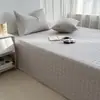 Cor Sólida Estilo Creme Algodão Puro Algodão Lavado Capa de Cama Conjunto de Três Peças Algodão Puro Acolchoado Espessado Lençol de Cama Antiderrapante Colchão