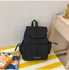 Mochila con cordón color-block enérgica y vibrante de baja saturación para estudiantes universitarias, ligera y versátil para salidas