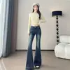 Foto real calça jeans micro flare feminina 2026 outono inicial novo estilo emagrecedora justa retrô cintura alta visual para pessoas baixinhas calça flare