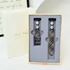 [Empaque de Caja de Regalo] Adecuado para Correa de Reloj Apple Iwatchs12S9876Se, Pulsera de Nácar Colorida, Correa de Cuero para Reloj