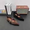 Sapatos Mary Jane com tachas e bico fino para mulheres, sapatos baixos de camurça para o outono de 2026 com fivela, sapatos rasos versáteis retrô para o trabalho