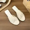 Chinelos de Verão Femininos Sandálias Estilo Meio Aberto para Uso Externo Salto com Laço Estilo Francês Tira Única Salto Baixo Renda Delicada Salto Grosso