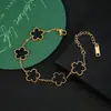 Traje de flor de cinco pétalos de acero inoxidable titanio acero pendientes de cinco pétalos pulsera collar al por mayor trébol de cinco hojas collar de flor de ciruelo juego de tres piezas