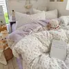 Nuevo juego de ropa de cama de gasa de doble capa con sensación de nube, disponible en un juego de cuatro piezas para dormitorio y un juego de tres piezas para cama individual, que incluye una funda de edredón, una sábana plana y una sábana bajera.