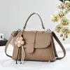 Elegante, simple, versátil, moderna bolsa pequeña cuadrada para mujer, estilo clásico retro de comercio exterior con patrón de lichi, nicho y elegante para ir al trabajo