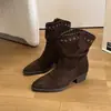 Botas retrô de camurça afuniladas com salto bloco para mulheres, outono 2026 para uso diário, salto grosso, aumento de altura, cano médio, cor sólida, moda
