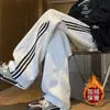 Pantalones de chándal estilo americano, de calle, holgados, de pierna recta, de pierna ancha, forrados de forro polar para hombre, perfectos para otoño e invierno, una opción moderna y casual