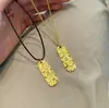 Colgante de la Suerte para Romper el Hielo y Atraer la Fortuna de Tendencia en Xiaohongshu Barra de Oro Pequeña Generadora de Riqueza Mensaje de Suerte Moda Exquisita para Mujeres