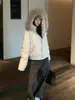 Chaqueta corta de algodón para mujer, nuevo diseño 2026, estilo nicho, adecuada para figuras petite, con un cuello grande de pelo, parka de invierno