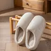 Chinelos femininos felpudos, nova coleção outono/inverno 2026, design simples, sola antiderrapante, forrados com fleece para aquecimento, e disponíveis em estilo para casais