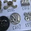 Venta Directa de Fábrica de Diversas Placas de Aleación de Zinc Marca Miao, Etiquetas de Letras Metálicas, Etiquetas Cosidas a Mano y Etiquetas para Ropa