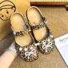 Venda Quente Decoração Fofa Gato KT Estampa de Leopardo Sapatilhas de Ballet Moda Versátil Flor de Sapato Decoração Crocs Fivela DIY
