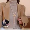 Un collar de trébol de cuatro hojas de diamante púrpura de dos vías, diseño desmontable, cadena larga versátil para suéter para mujer, accesorio popular de lujo ligero